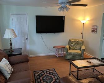 Boat House Ground Floor #2 - 1 Br Waterfront, Wifi 1 Bedroom Apts by RedAwning - Norfolk - Sala de estar