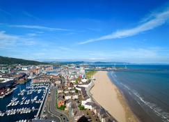 Just Stay Wales - Meridian Quay Apartments - Swansea - Beach