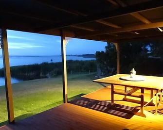 Sunset Cottage... Absolute Waterfront with Beautiful Sunset Views - Milang - Patio