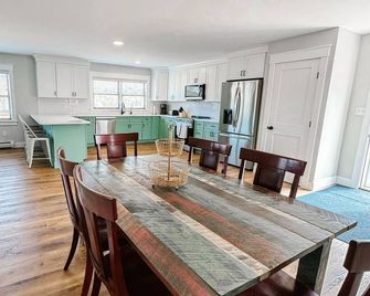 Lakeview Retreat in Ticonderoga, NY - Ticonderoga - Dining room