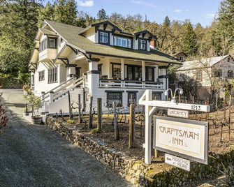 كرافتس مان إن - كاليستوغا - مبنى