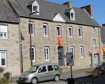 Les Belles de Mai guesthouse - Pontorson - Building