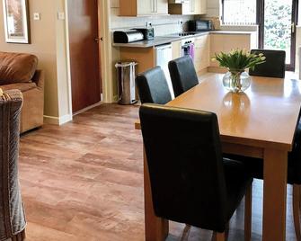 Stable Barn caters for everyone and benefits from a shared games room and offers fishing onsite. - Thursford - Dining room