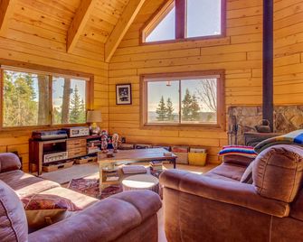 Unplugged dog-friendly getaway with tree-lined views - Durango - Living room