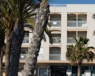 Spacious Spanish-style apartment in beach front location - no extra fees! - La Herradura - Gebäude