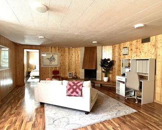 Short walk to the trails! - Ogden - Living room