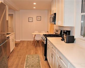 Pittsburgh Delight - Cozy 2B/1B Apt w/ Private Parking, Second Floor Unit - Pittsburgh