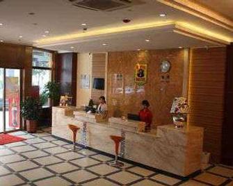 Super 8 by Wyndham Wenzhou Wang Jiang Lu - Wenzhou - Front desk
