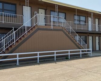 Homestead Inn Extended Stay - 3 nights minimum - Wolf Point - Building