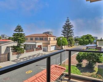 Modern 3 Bedroom with spacious braai area by CTHA - Century City - Balcón