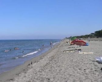 Mini villa by the sea, gated residence with trees. - Borgo - Strand