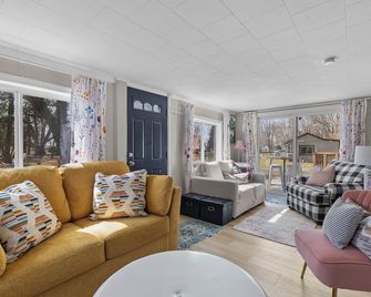 Sippin' & Stylin' in Wine Country! - Essex - Living room