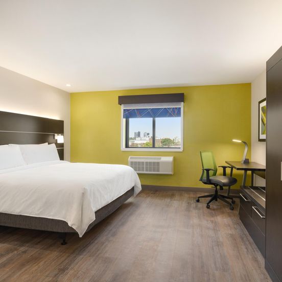 Bedroom view of Holiday Inn Express Jamaica - JFK Airtrain - Nyc