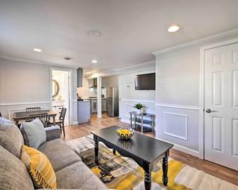 Bay Shore Vacation Rental ~ 7 Mi to the Beach - Bay Shore - Living room