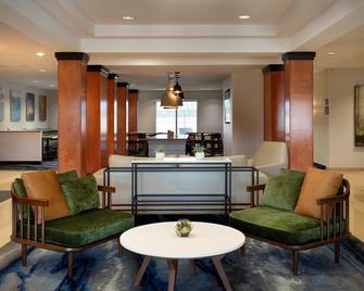 Fairfield Inn & Suites by Marriott Redding - Redding - Living room