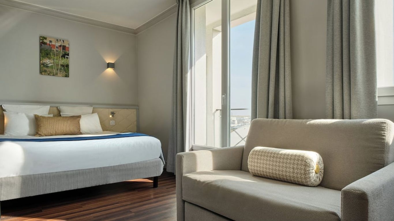 Hotel Atrium by Happyculture