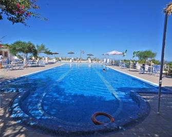 Santorini Camping & Hostel - פירה - בריכה