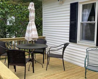 Cozy 1 BR Maine lakeside cottage getaway with WiFi, laundry, and full kitchen. - Augusta - Terasa