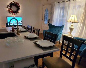 Modern 1 Bedroom house, kitchen and full bathroom - Cartersville - Essbereich