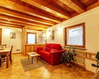 Appartamento con Giardino ad Aosta - Sarre - Sala de estar