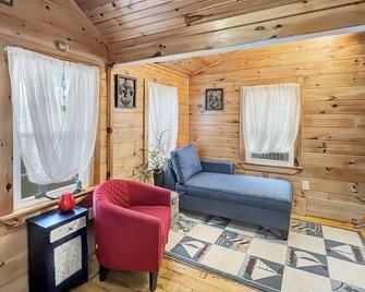 Captain's Quarters, close to downtown Ogunquit cottage - Ogunquit - Living room