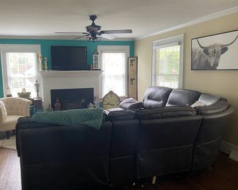 Family Farmhouse - Staley - Living room