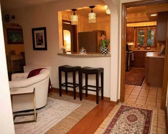 Cheerful Garden Oasis - Rochester - Sala de estar