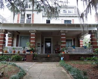 Well Equipped Clean Comfy Downtown Apt With Parking - Macon - Building
