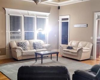 Mansion-Private Pool 6k Ft -6br/5ba -Gameroom Kids Paradise- 2 Kitchens1257735 - Villa Rica - Living room