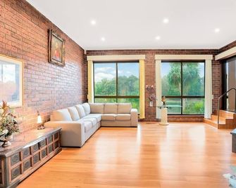 Serene 3BR family Lakeside Retreat in Rowville - 로우빌 - 거실