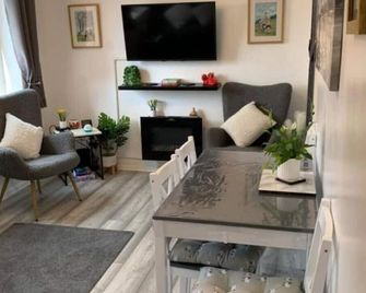Town Centre Apartment - Mold - Living room