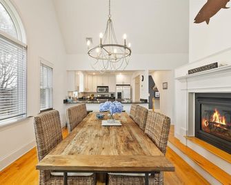 Walk to Beach/Ferry/Downtown - Quiet w/Hot Tub! Get 50% off Island Ferry Tickets - Hyannis - Dining room