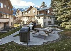 Mountain Gate - Pet Friendly 2BR w Mountain Views and open hot tub - Canmore - Hol