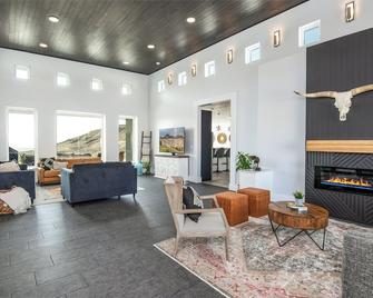 Bonneville Salt Flats Secluded Luxury Modern Home! Hot Tub! - Wendover - Lobby