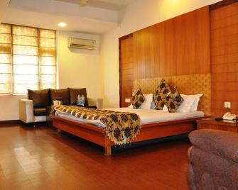 Hotel Mandakini Plaza - Kanpur - Schlafzimmer