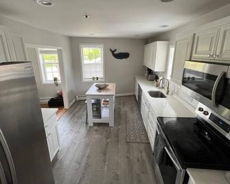 Downtown Newburyport, Bright and Sunny 2 Bedroom - Newburyport - Kitchen