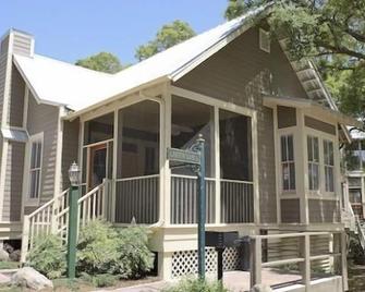 Steinhatchee Landing Resort-#55 London Bridges-One Story-Third Night Free - Steinhatchee - Edificio