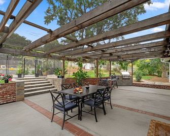 The Lookout King Bed! Min away from Wineries, Wedding, venues! Fresh eggs! - Fallbrook - Patio