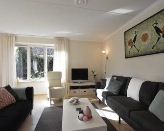 Boutique Holiday Home in Zeewolde With Swimming Pool - Zeewolde - Living room