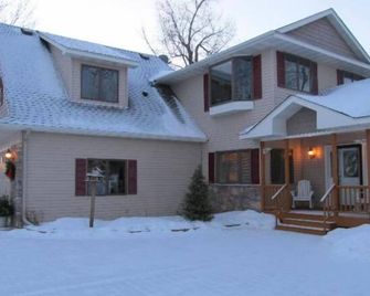 Lakefront Family Getaway! Pontoon Rentals-Kayak-Pedal Boat-Fire Pit-Sandy Beach - Lindstrom - Building