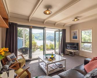 Little Hill Top Hilton - Akaroa Holiday Home - Akaroa - Wohnzimmer