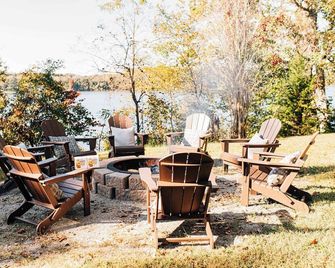 Stunning Waterfront On Bluff With Sauna Firepit - Weems - Patio