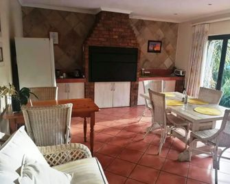 Feather Tree Bed and Breakfast - Centurion - Comedor