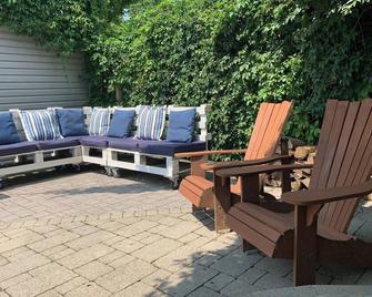 The Grand Crumpet - Right off The Main Strip - Grand Bend - Patio