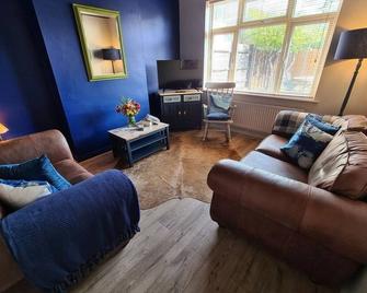 Rumer Hill House by Spires Accommodation a unique boutique styled place to stay in Cannock - Cannock - Living room