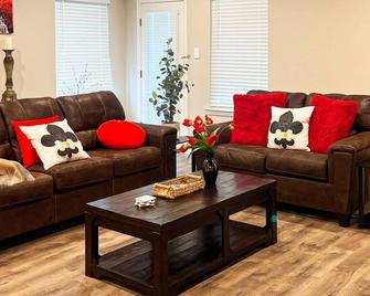 Pet-friendly Home Base W Fenced Yard & Office - Lake Charles - Living room