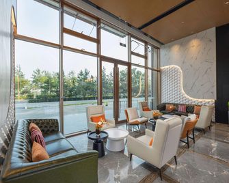 Golden Tulip Qingdao Hongdao International Exhibition Center Hotel - Qingdao - Lounge