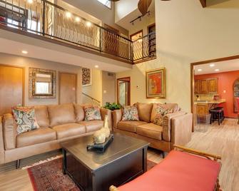 15 Mi to University of Memphis Getaway with Games - Southaven - Living room