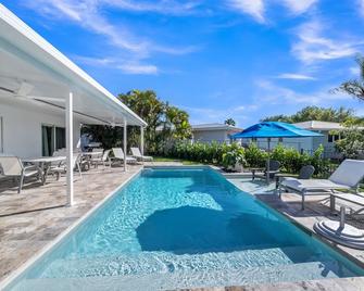 Luxury Waterfront Home Minutes from the Beach by RedAwning - Fort Lauderdale - Pool