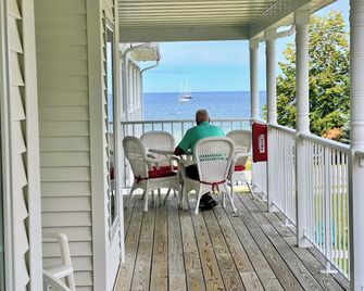 Bay Breeze Resort - Ephraim - Balkon